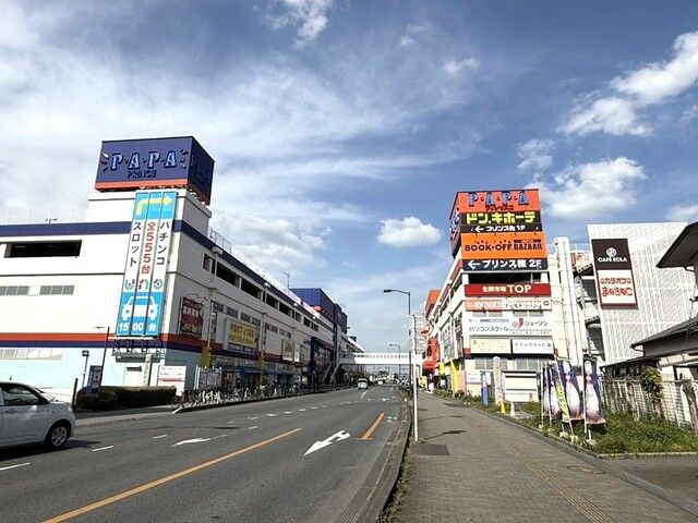 近くのPAPAショッピングセンターまで700m(徒歩9分)