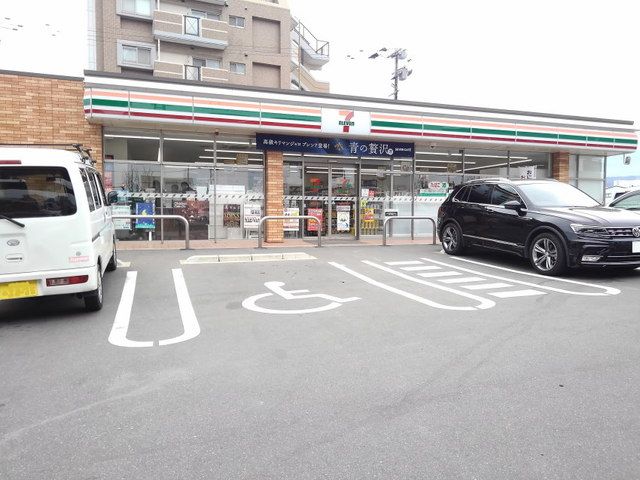 近くのセブンイレブン福岡的場2丁目まで700m（徒歩9分）