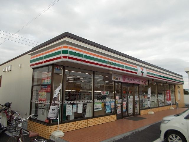 近くのセブンイレブン富士市本市場店まで350m(徒歩5分)