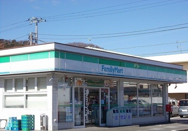 近くのファミリーマート片浜店まで1,100m（徒歩14分）