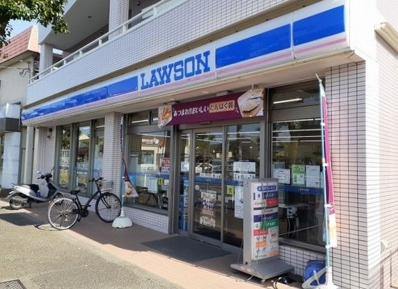 近くのローソンまで750m（徒歩10分）