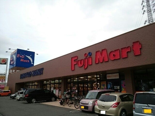 近くのフジマート上佐野店まで750m（徒歩10分）