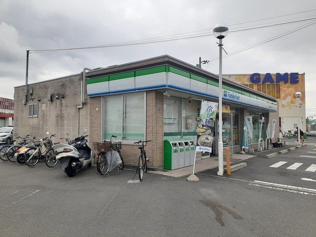 近くのファミリーマート様まで500m（徒歩7分）