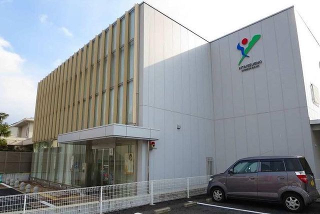 近くの北伊勢上野信用金庫まで350m(徒歩5分)