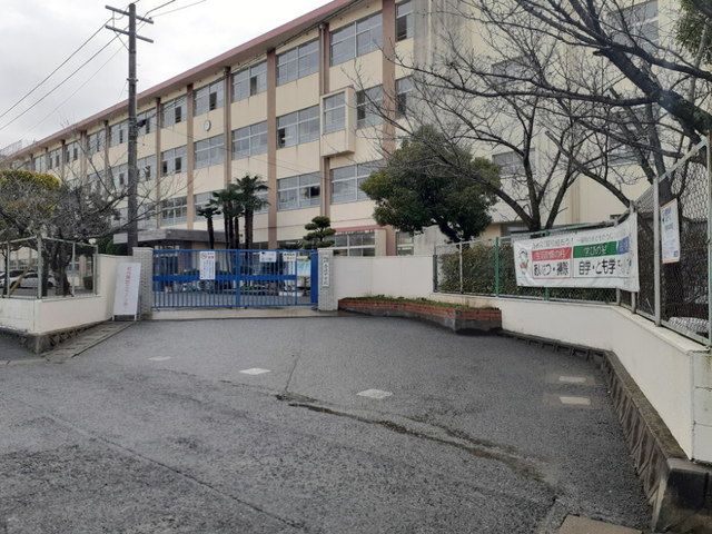 近くの福岡市立壱岐中学校まで1,000m(徒歩13分)