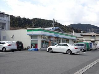 近くのファミリーマート静岡牧ケ谷店まで70m(徒歩1分)