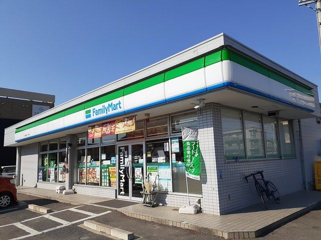 近くのファミリーマート如意申一丁目店まで400m（徒歩5分）
