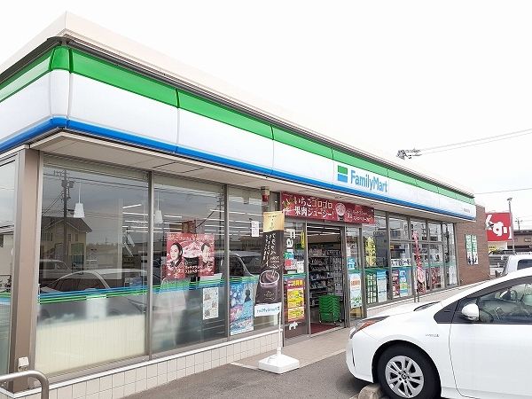近くのファミマート鈴鹿南玉垣店まで750m(徒歩10分)
