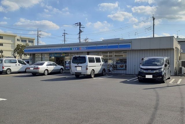 近くのローソン 春岡1丁目店まで500m(徒歩7分)