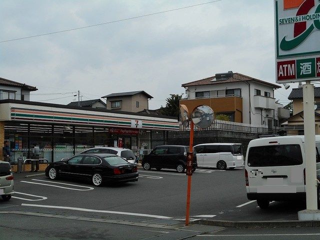 近くのコンビニまで550m（徒歩7分）