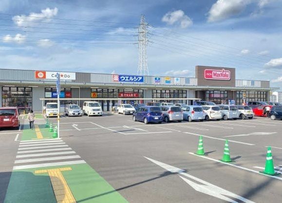 近くのマックスバリュ東海荒尾店まで750m（徒歩10分）
