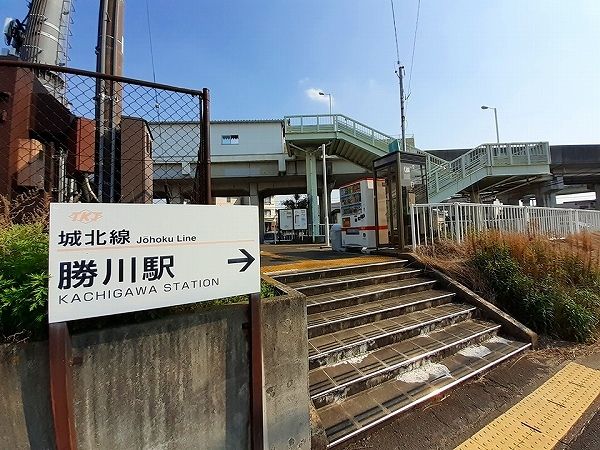 近くの城北線勝川駅まで450m（徒歩6分）