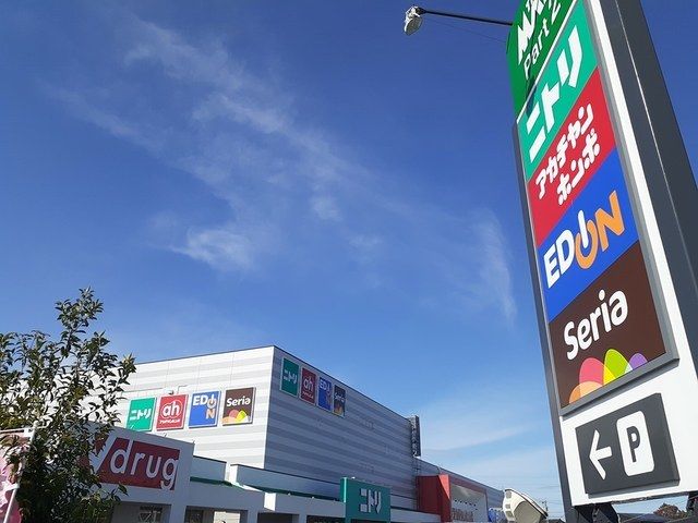 近くのザ・モール春日井店まで700m（徒歩9分）