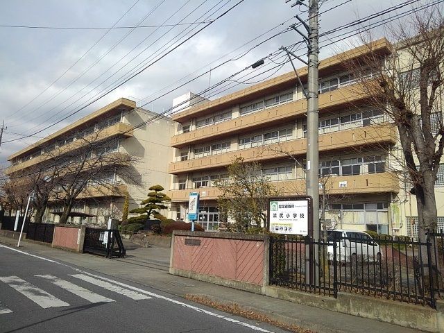 近くの市立浜尻小学校まで150m(徒歩2分)