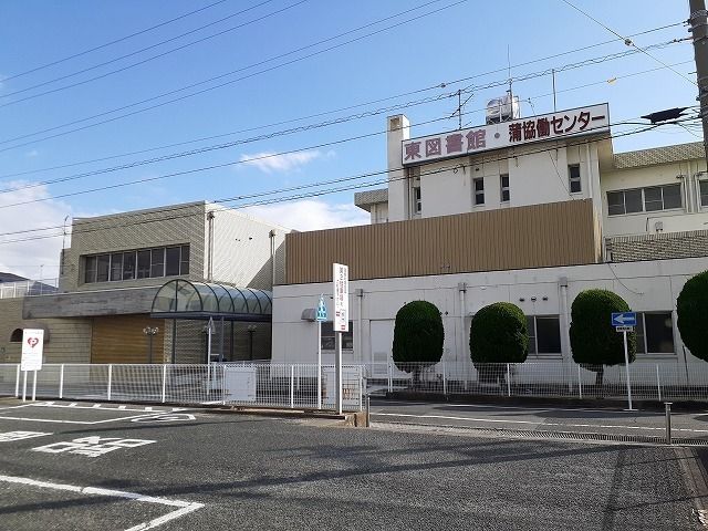 近くの浜松市立東図書館まで450m（徒歩6分）