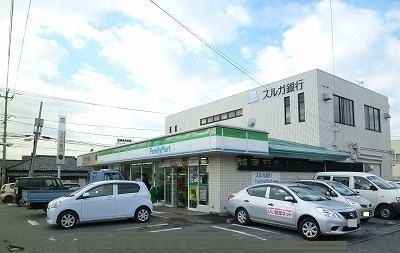 近くのファミリーマート あしたか店まで600m（徒歩8分）