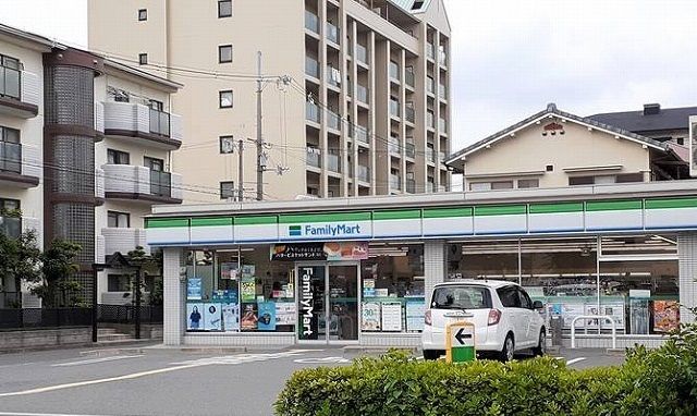 近くのファミリーマート茨木水尾店まで160m（徒歩2分）