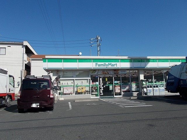近くのファミリーマートまで350m（徒歩5分）