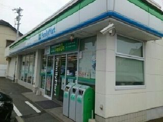 近くのファミリーマート末広通店まで320m（徒歩4分）