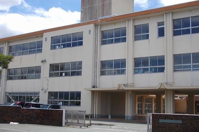 近くの小学校まで60m（徒歩1分）