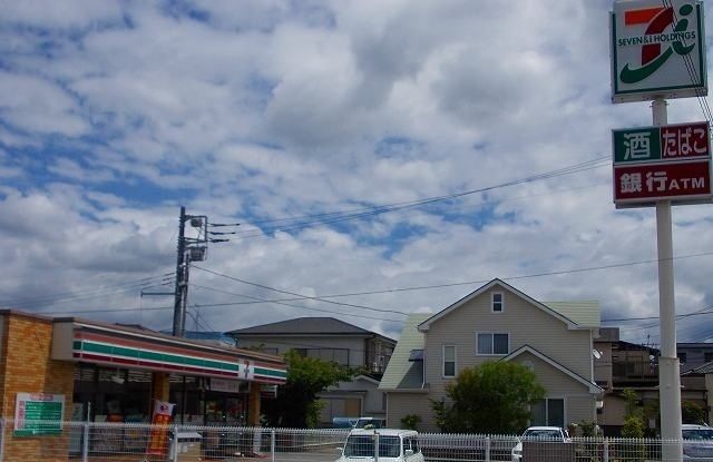 近くのコンビニまで300m（徒歩4分）