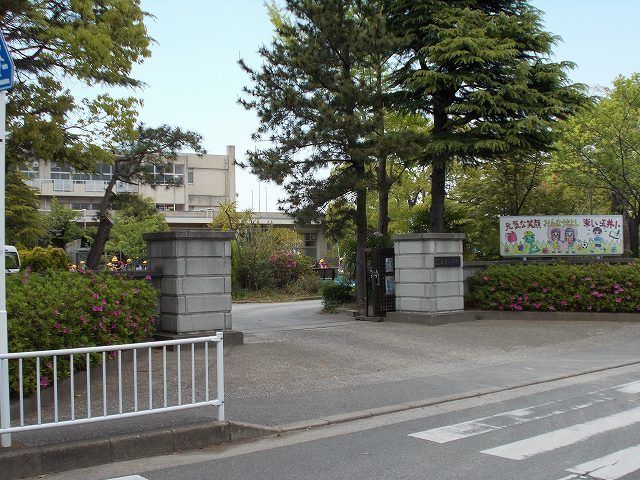 近くの市立五井小学校まで500m（徒歩7分）