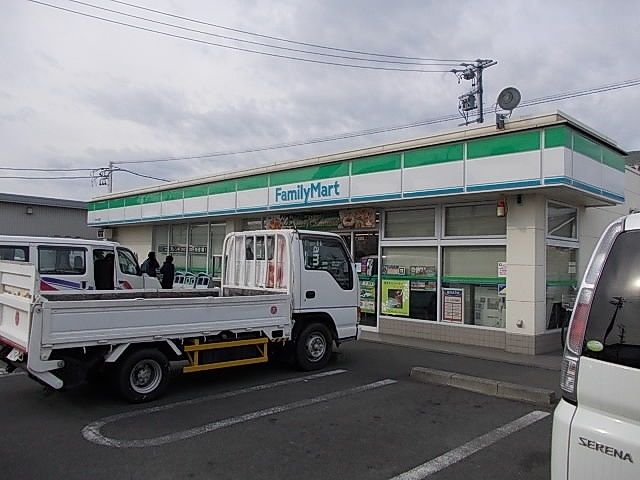 近くのファミリーマート清水北脇店まで750m（徒歩10分）