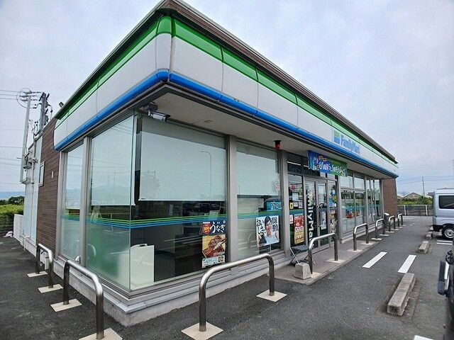 近くのファミリーマート 国府南店まで643m(徒歩9分)
