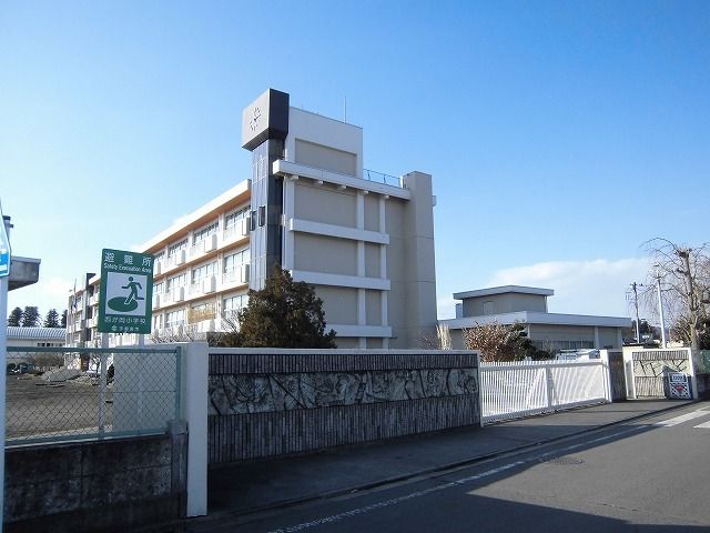 近くの西が丘小学校まで750m(徒歩10分)