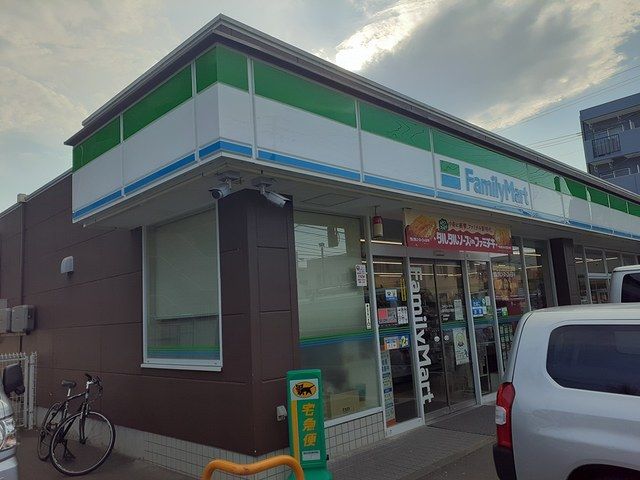近くのファミリーマート宮千代三丁目店まで235m(徒歩3分)
