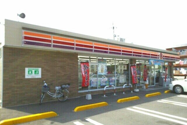 近くのコンビニまで290m（徒歩4分）