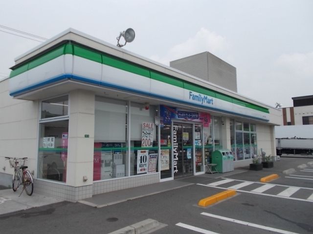 近くのファミリーマート福山新浜町店まで700m（徒歩9分）