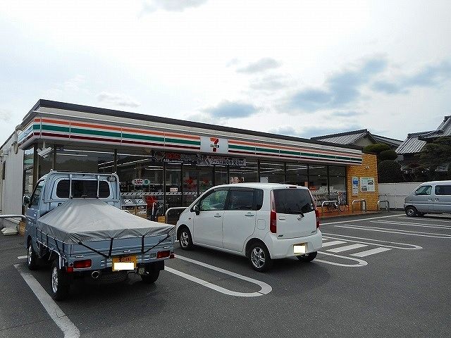 近くのセブンイレブン戸手店まで550m（徒歩7分）