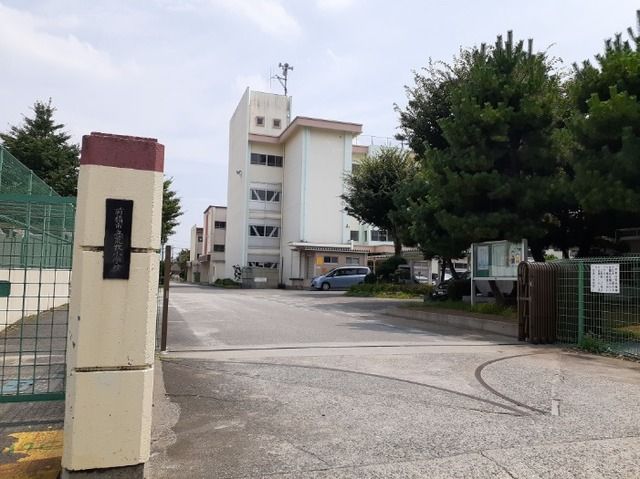 近くの前橋市立荒牧小学校まで1,500m（徒歩19分）