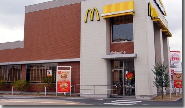 近くの飲食店まで850m（徒歩11分）