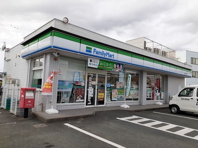 近くのファミリーマート 浜松西本郷店まで120m(徒歩2分)