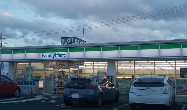 近くのファミリーマート福島成川店まで220m（徒歩3分）