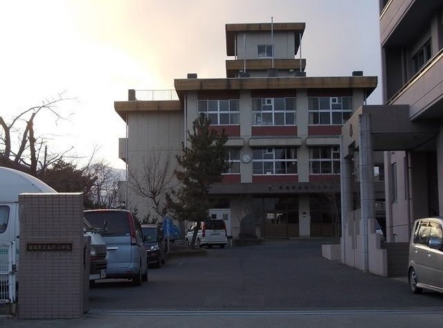 近くの福島市立鳥川小学校まで1,100m（徒歩14分）