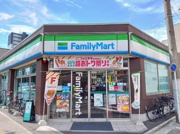 近くのファミリーマートまで160m(徒歩2分)