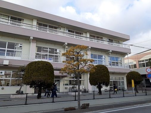近くの市立桜小学校まで750m（徒歩10分）