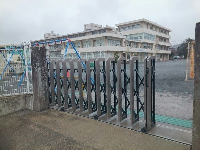 近くの市立中川小学校まで400m（徒歩5分）