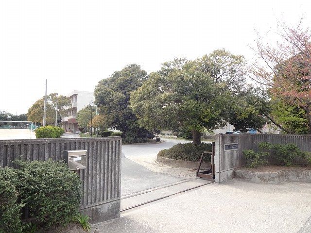 近くの市原市立国分寺台中学校まで450m(徒歩6分)
