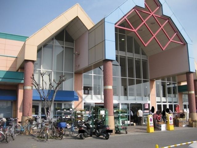 近くのマルナカ中島店まで750m（徒歩10分）