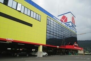 近くのヤマダ電機鶴市店さんまで720m（徒歩9分）