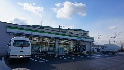 近くのファミリーマートまで450m（徒歩6分）