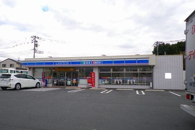 近くのローソン裾野二ツ屋店まで500m（徒歩7分）
