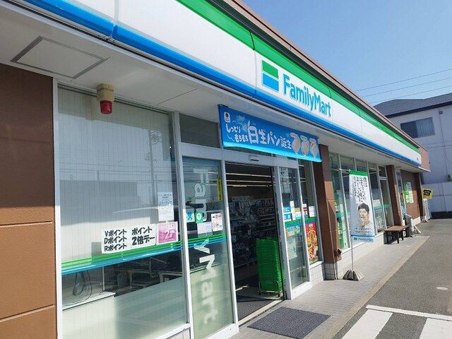 近くのファミリーマートまで700m(徒歩9分)