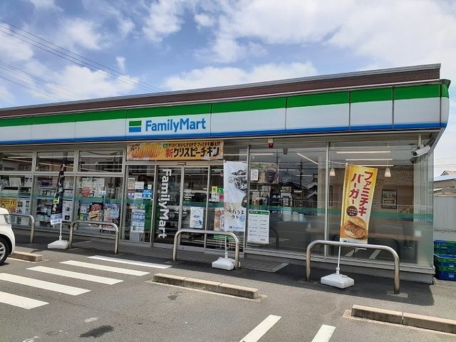 近くのファミリーマートまで350m（徒歩5分）