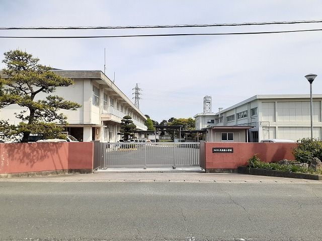 近くの小学校まで750m（徒歩10分）