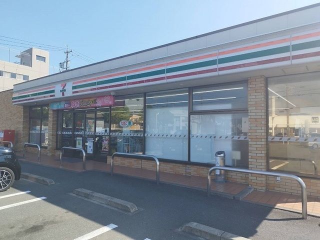 近くのコンビニまで800m（徒歩10分）